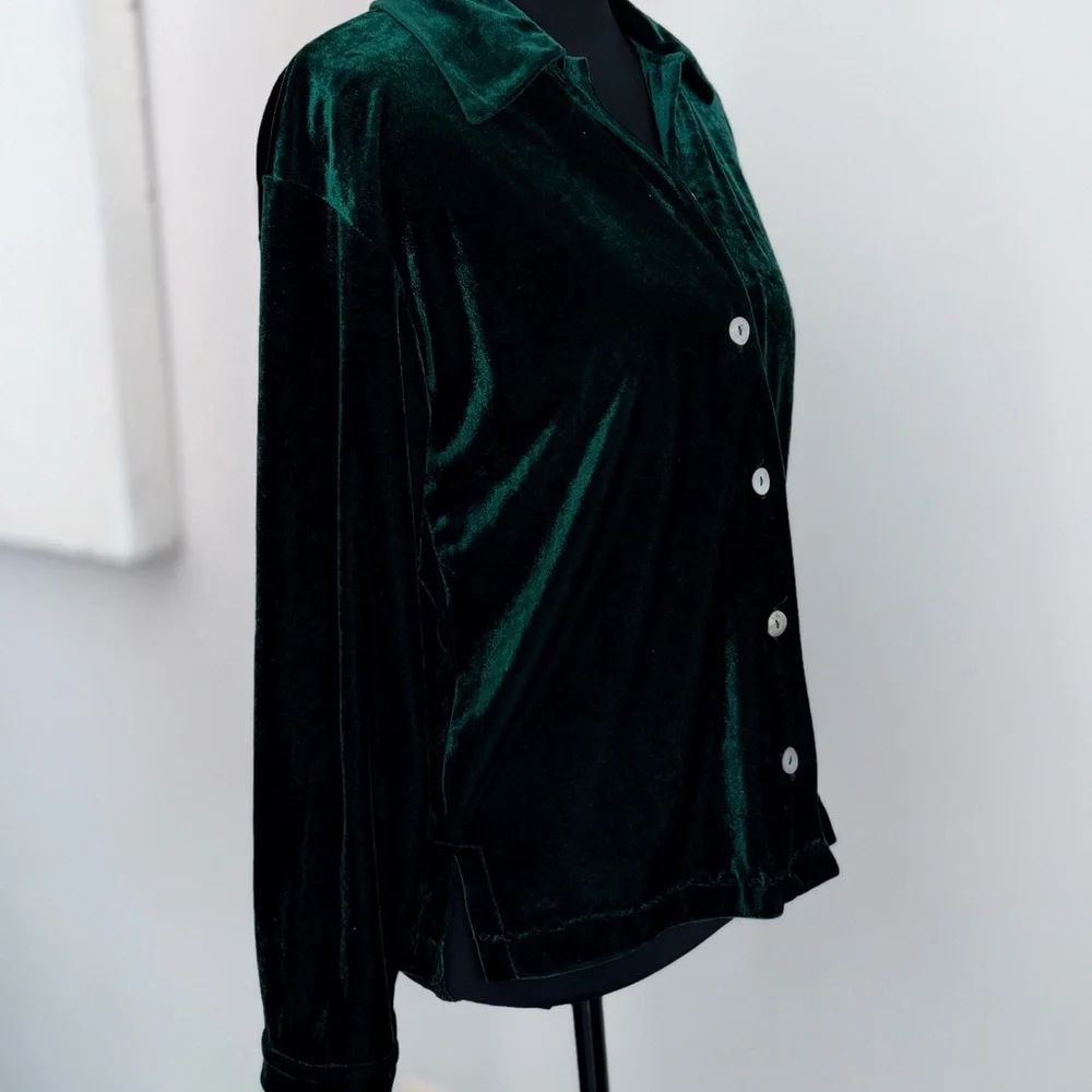 Elegant Velvet Green Button-Up Top - Picture 4 of 4